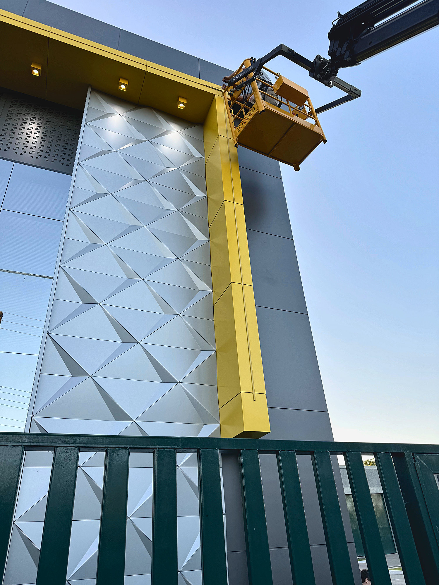 Crane basket setting faceted panels